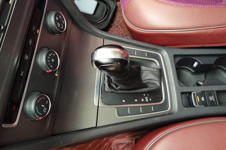Used Volkswagen Golf 2016 230TSI Automatic Comfort Version Gear Lever