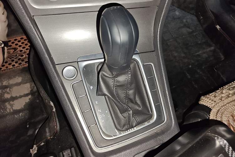 Used Volkswagen Golf 2016 230TSI Automatic Luxury Version Gear Lever