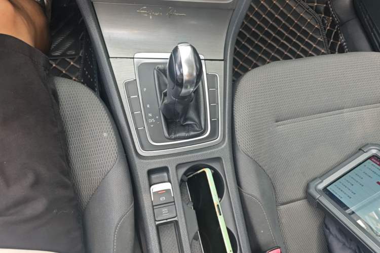 Used Volkswagen Golf 2016 1.6L Automatic Comfort Model Gear Lever