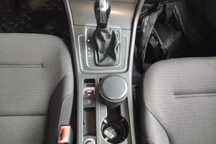 Used Volkswagen Golf 2016 230TSI Automatic Comfort Version Gear Lever