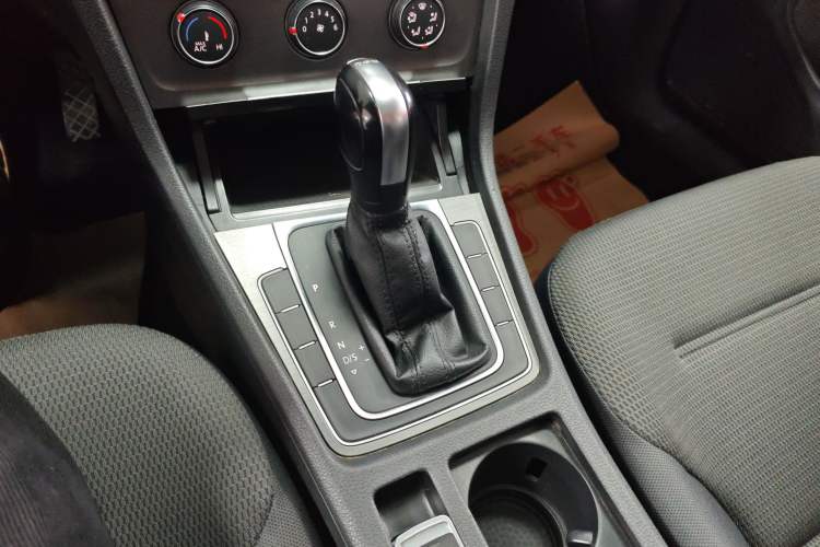 Used Volkswagen Golf 2016 230TSI Automatic Comfort Version Gear Lever