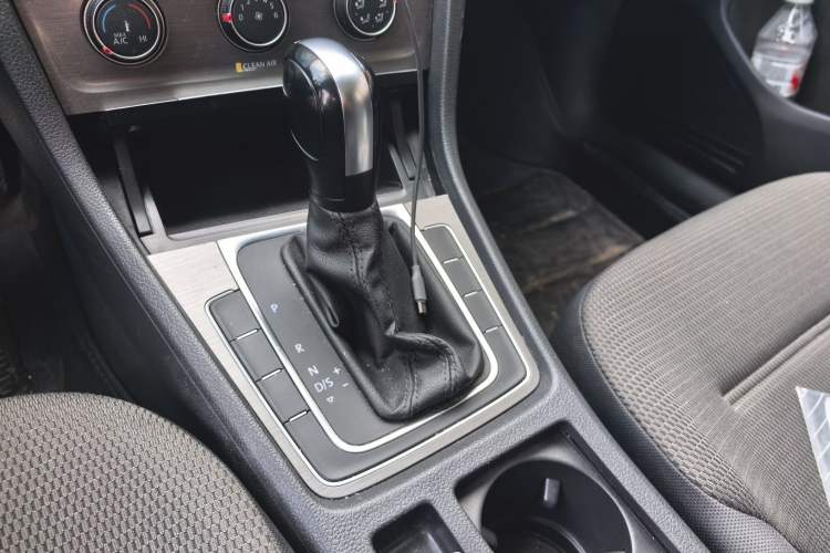 Used Volkswagen Golf 2016 1.6L Automatic Comfort Model Gear Lever