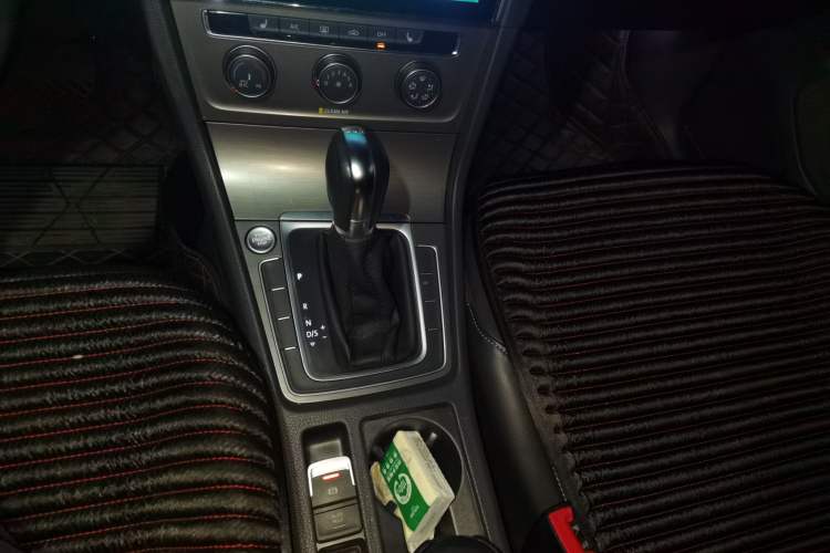 Used Volkswagen Golf 2016 230TSI Automatic Luxury Version Gear Lever