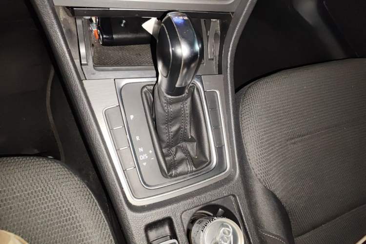 Used Volkswagen Golf 2016 230TSI Automatic Comfort Version Gear Lever