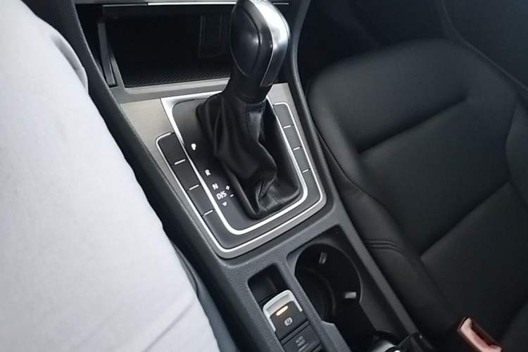 Used Volkswagen Golf 2016 230TSI Automatic Comfort Version Gear Lever