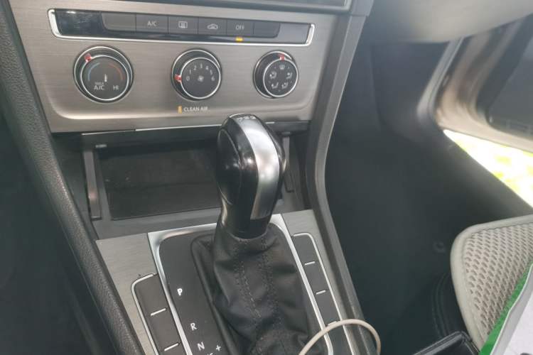 Used Volkswagen Golf 2016 230TSI Automatic Comfort Version Gear Lever