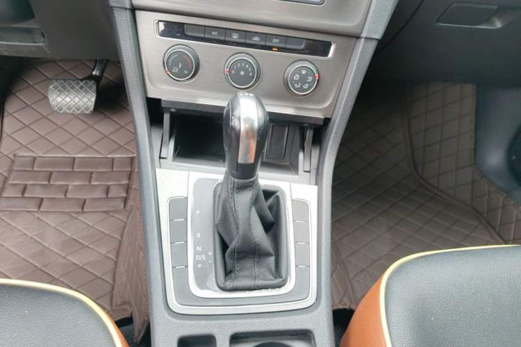 Used Volkswagen Golf 2016 230TSI Automatic Comfort Version Gear Lever