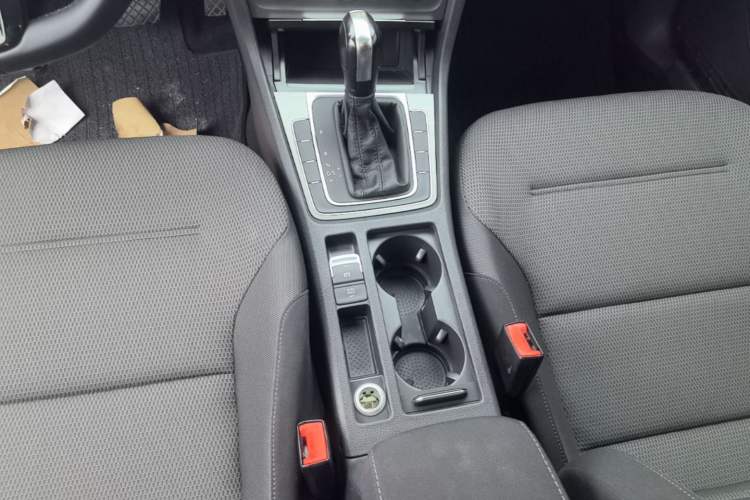 Used Volkswagen Golf 2016 230TSI Automatic Comfort Version Gear Lever