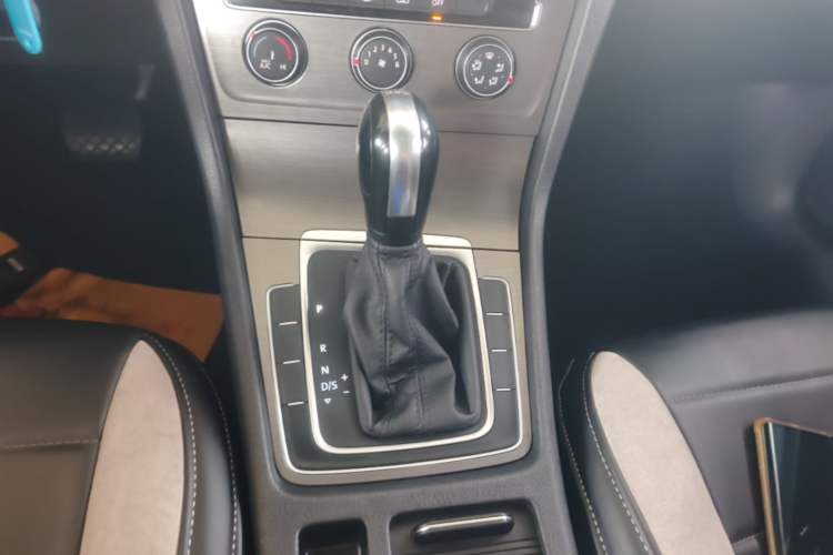 Used Volkswagen Golf 2016 230TSI Automatic Comfort Version Gear Lever