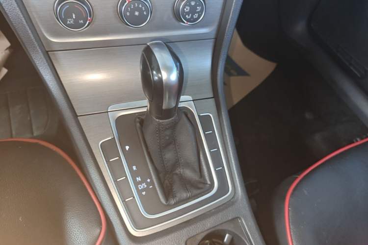 Used Volkswagen Golf 2016 1.6L Automatic Comfort Model Gear Lever