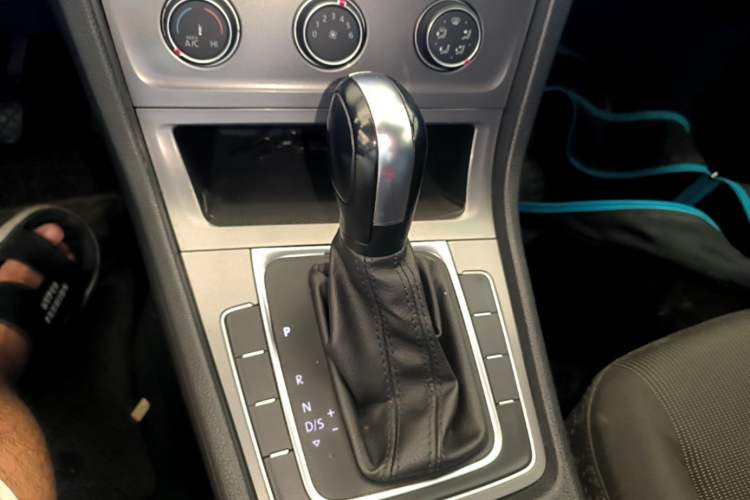 Used Volkswagen Golf 2016 1.6L Automatic Fashion Model Gear Lever