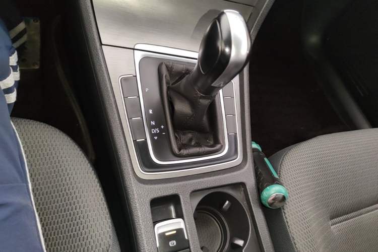 Used Volkswagen Golf 2016 230TSI Automatic Comfort Version Gear Lever