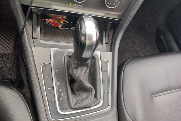 Used Volkswagen Golf 2016 230TSI Automatic Comfort Version Gear Lever