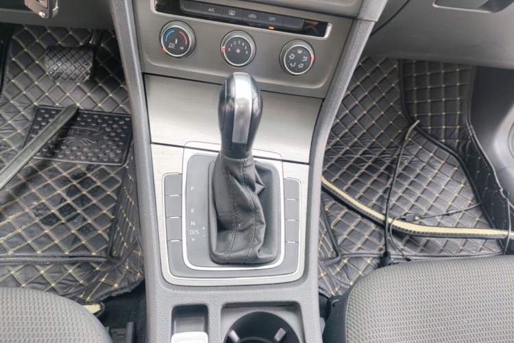 Used Volkswagen Golf 2016 1.6L Automatic Comfort Model Gear Lever