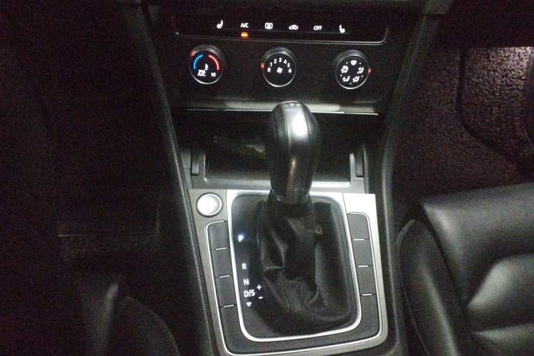 Used Volkswagen Golf 2016 230TSI Automatic Luxury Version Gear Lever