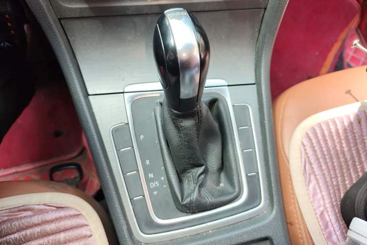 Used Volkswagen Golf 2016 230TSI Automatic Comfort Version Gear Lever