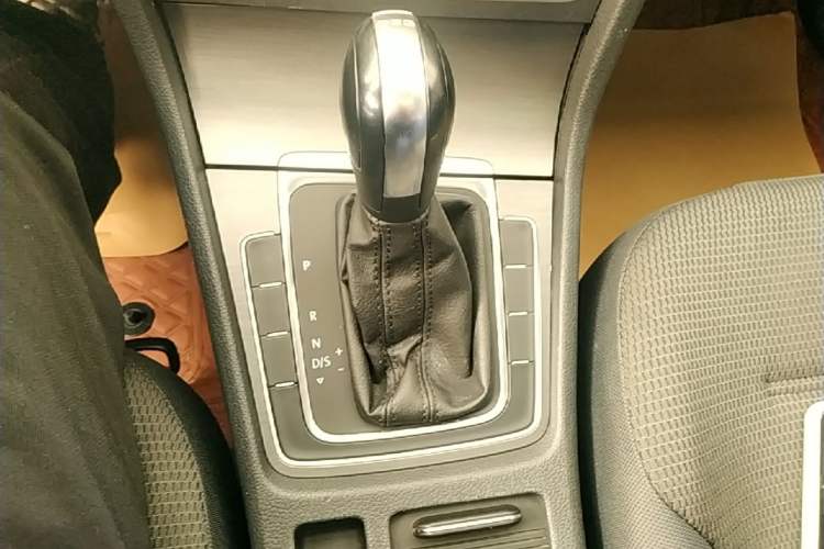 Used Volkswagen Golf 2016 230TSI Automatic Comfort Version Gear Lever