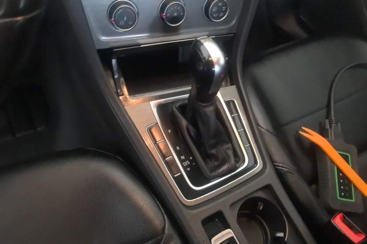 Used Volkswagen Golf 2016 230TSI Automatic Comfort Version Gear Lever