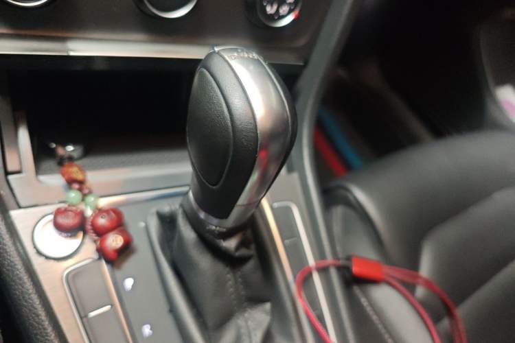 Used Volkswagen Golf 2016 230TSI Automatic Luxury Version Gear Lever