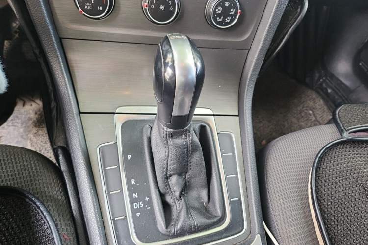 Used Volkswagen Golf 2016 230TSI Automatic Comfort Version Gear Lever
