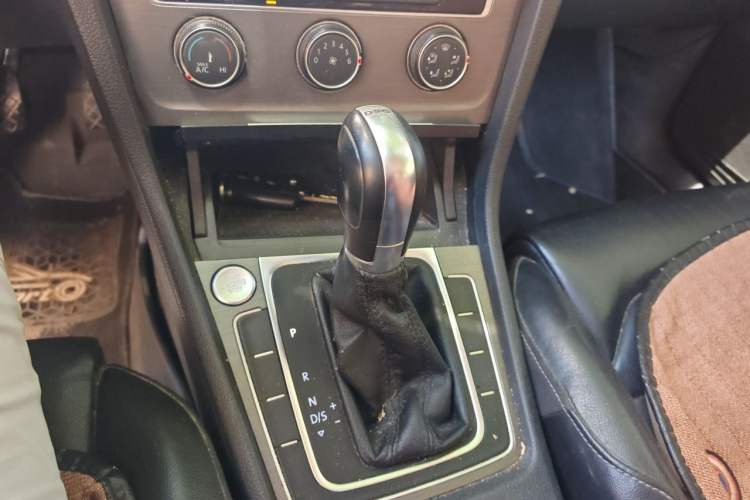 Used Volkswagen Golf 2016 230TSI Automatic Luxury Version Gear Lever