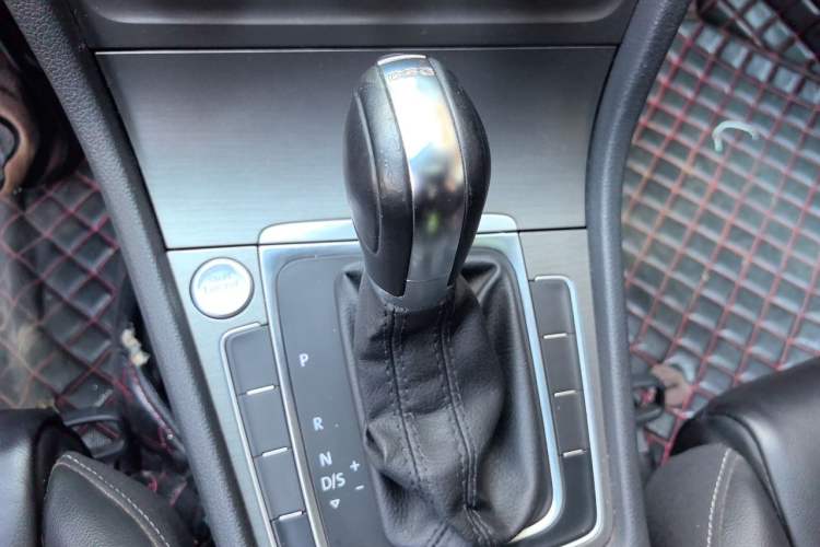 Used Volkswagen Golf 2016 230TSI Automatic Luxury Version Gear Lever