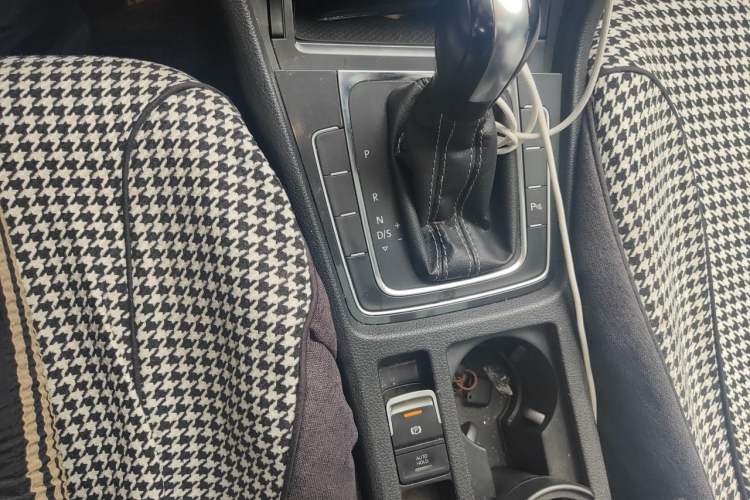 Used Volkswagen Golf 2016 1.6L Automatic Comfort Model Gear Lever