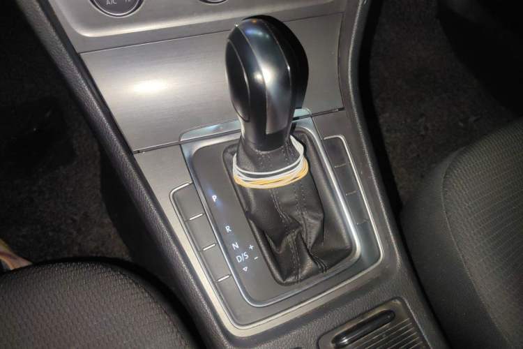 Used Volkswagen Golf 2016 1.6L Automatic Comfort Model Gear Lever