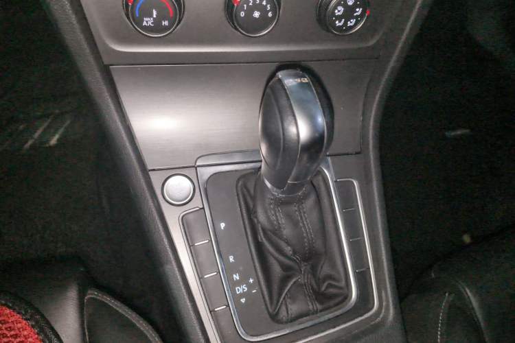 Used Volkswagen Golf 2016 230TSI Automatic Luxury Version Gear Lever