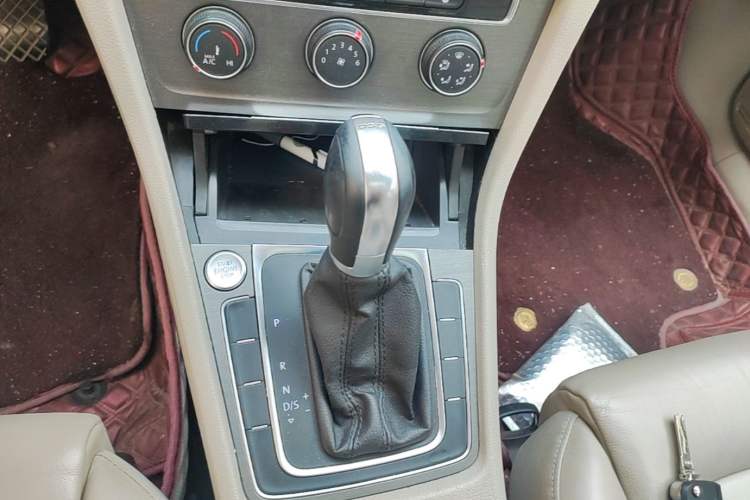 Used Volkswagen Golf 2016 230TSI Automatic Luxury Version Gear Lever