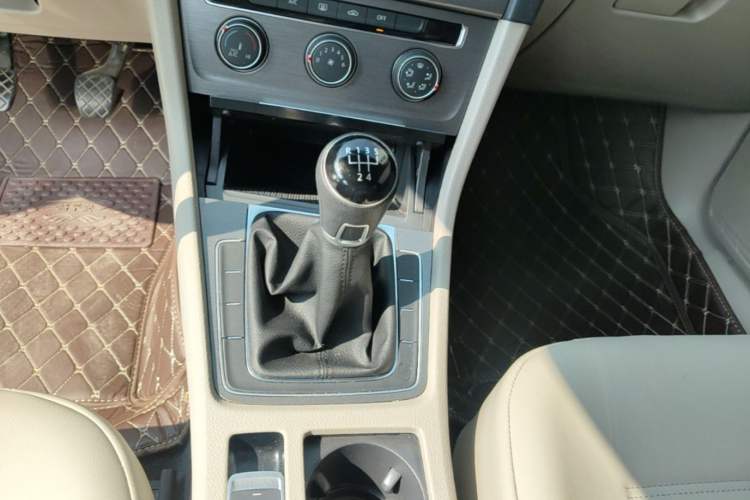Used Volkswagen Golf 2016 230TSI Manual Comfort Version Gear Lever