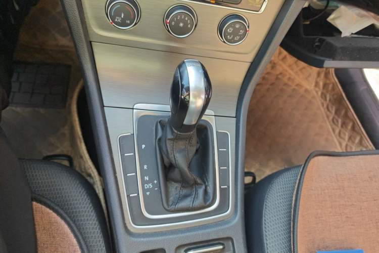 Used Volkswagen Golf 2016 230TSI Automatic Comfort Version Gear Lever