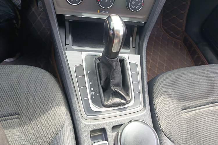 Used Volkswagen Golf 2016 1.6L Automatic Comfort Model Gear Lever