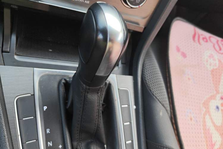 Used Volkswagen Golf 2016 1.6L Automatic Comfort Model Gear Lever