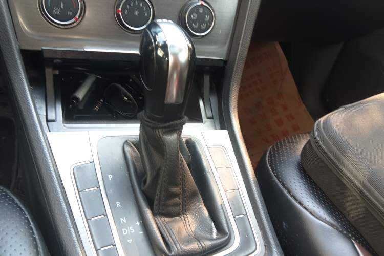 Used Volkswagen Golf 2016 230TSI Automatic Comfort Version Gear Lever