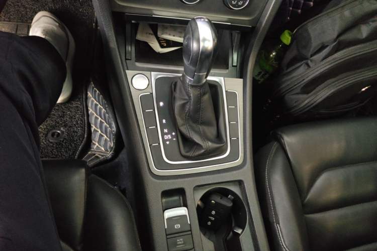 Used Volkswagen Golf 2016 230TSI Automatic Luxury Version Gear Lever