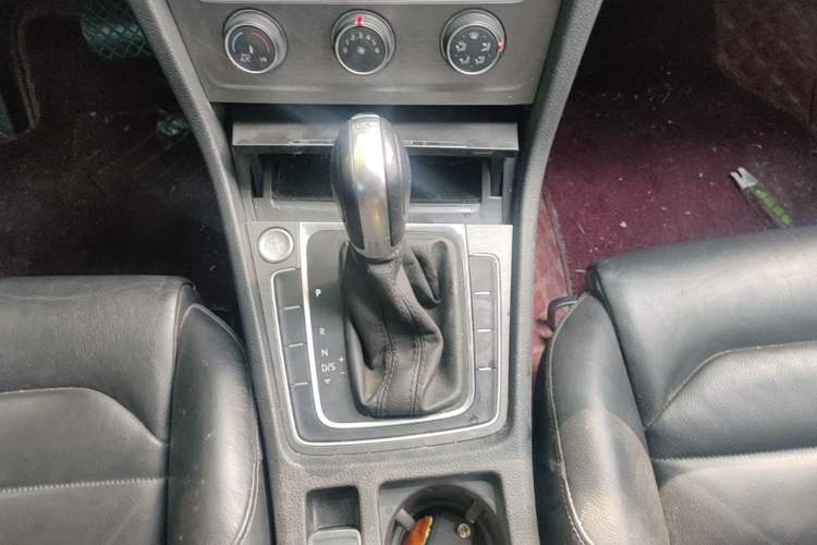 Used Volkswagen Golf 2016 230TSI Automatic Luxury Version Gear Lever