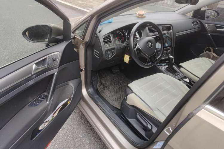 Used Volkswagen Golf 2016 230TSI Automatic Comfort Version Interior 3
