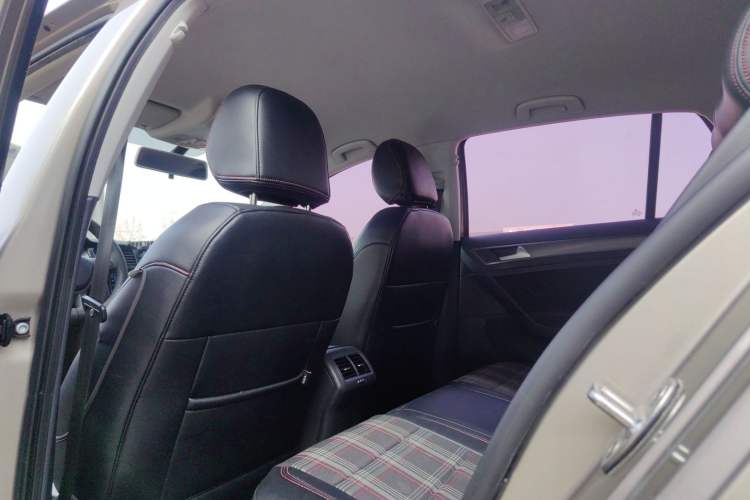 Used Volkswagen Golf 2016 1.6L Manual Fashion Edition Interior 4