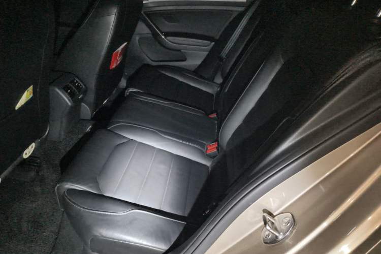 Used Volkswagen Golf 2016 230TSI Automatic Luxury Version Interior 4