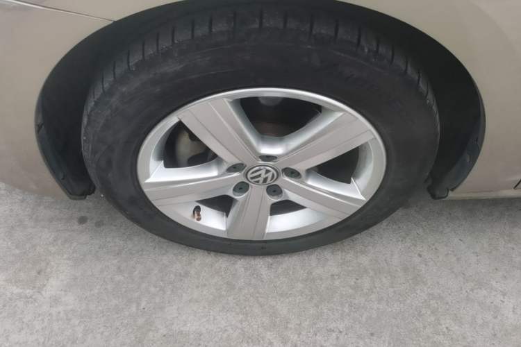 Used Volkswagen Golf 2016 1.6L Automatic Comfort Model Left Front Wheel Hub
