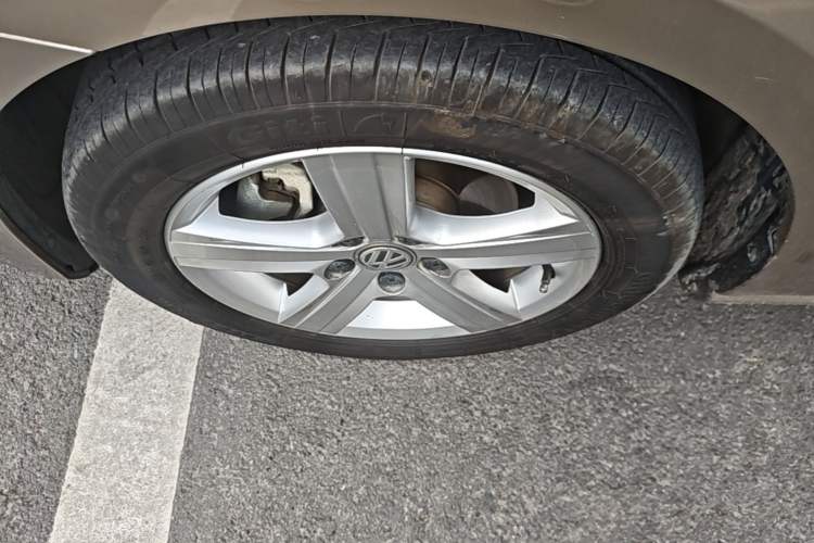 Used Volkswagen Golf 2016 1.6L Automatic Comfort Model Left Front Wheel Hub