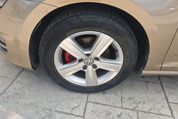 Used Volkswagen Golf 2016 1.6L Automatic Comfort Model Left Front Wheel Hub