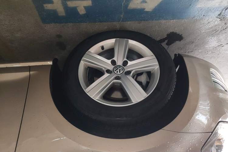Used Volkswagen Golf 2016 230TSI Automatic Comfort Version Left Front Wheel Hub