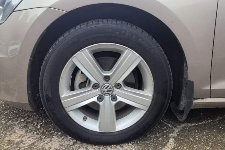 Used Volkswagen Golf 2016 230TSI Automatic Comfort Version Left Front Wheel Hub