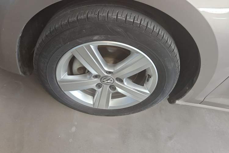 Used Volkswagen Golf 2016 1.6L Automatic Comfort Model Left Front Wheel Hub