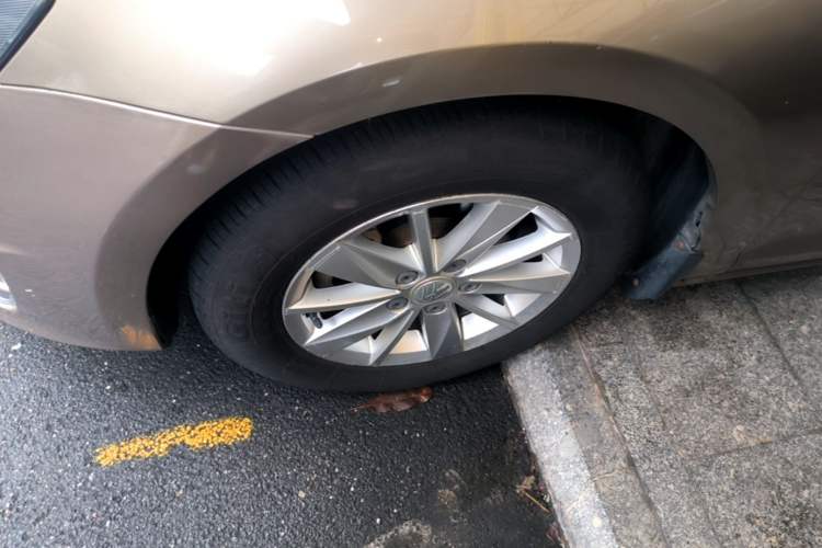 Used Volkswagen Golf 2016 1.6L Automatic Fashion Model Left Front Wheel Hub