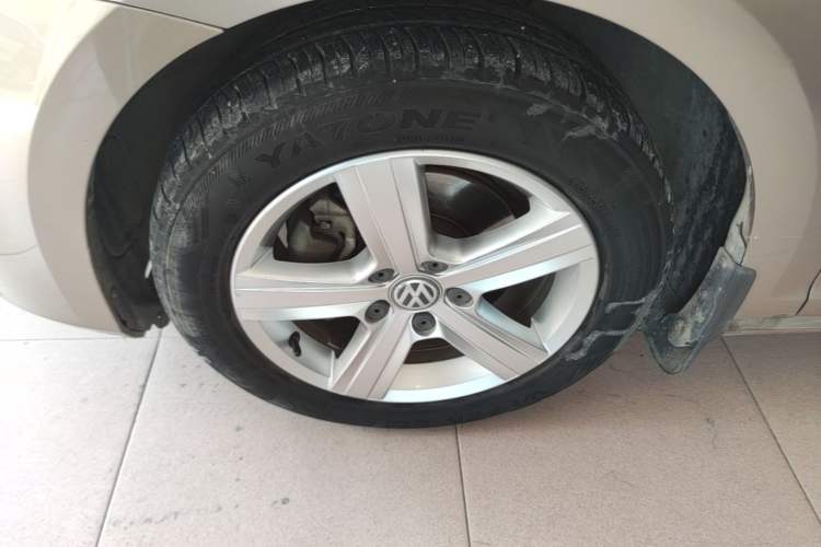 Used Volkswagen Golf 2016 230TSI Automatic Comfort Version Left Front Wheel Hub