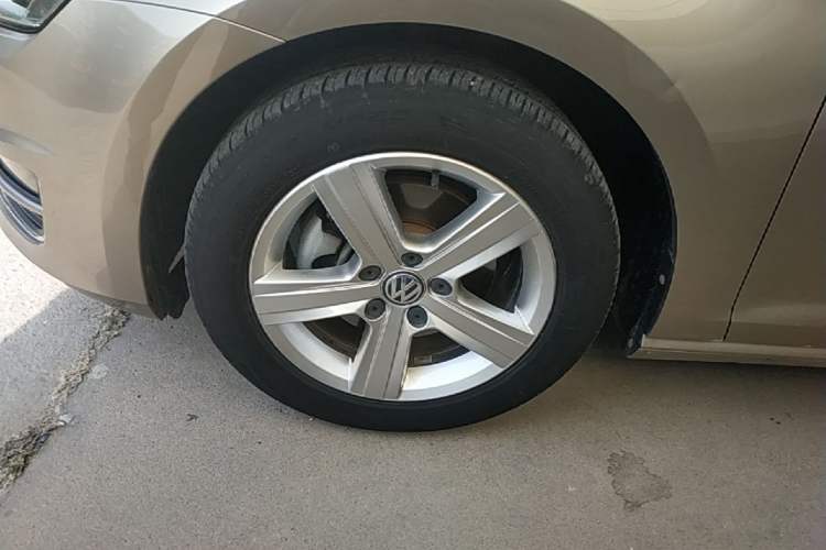 Used Volkswagen Golf 2016 230TSI Automatic Comfort Version Left Front Wheel Hub