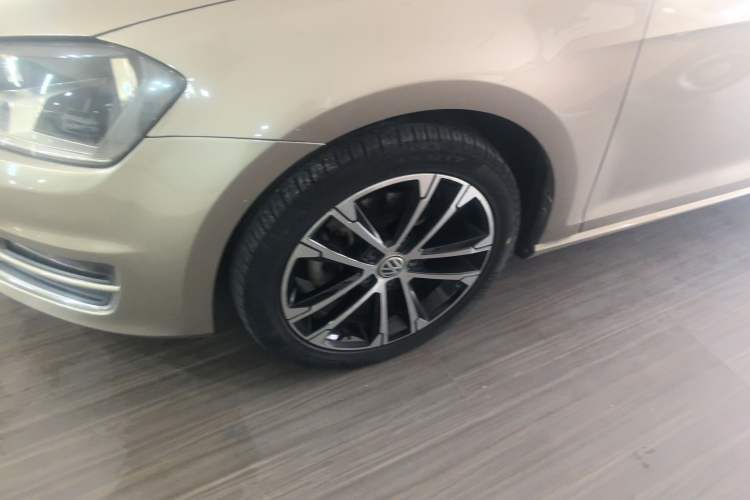 Used Volkswagen Golf 2016 230TSI Automatic Comfort Version Left Front Wheel Hub